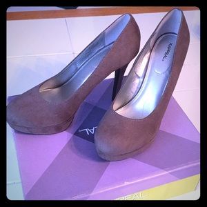 Xappeal size 9 grey suede high heels